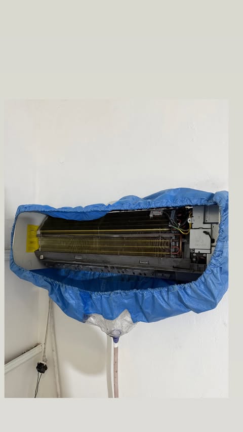 Limpieza profunda de una unidad interior de aire acondicionado, con la bolsa de lavado colocada