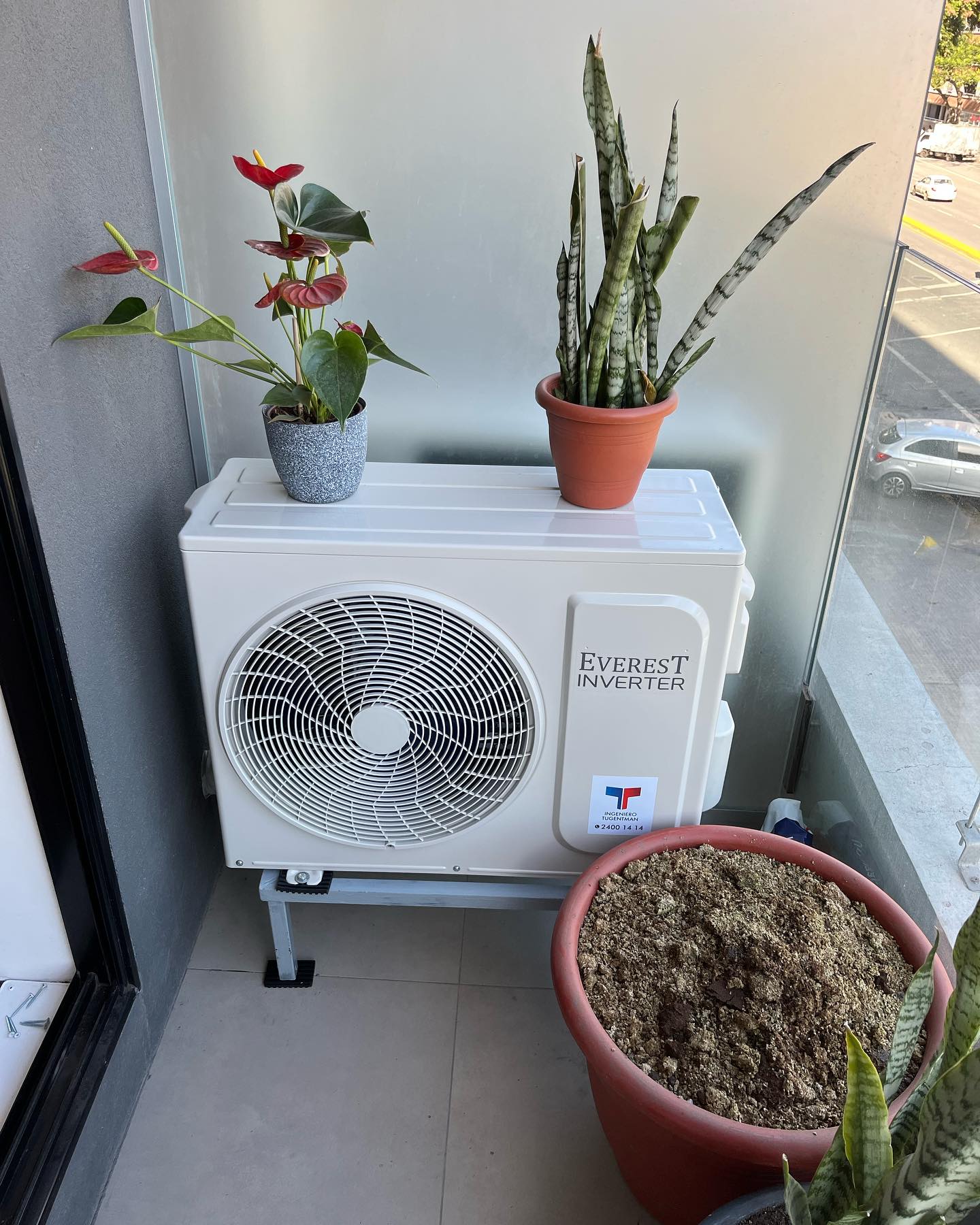 Unidad exterior inverter instalada en el balcón de un apartamento